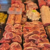 Côtes d'agneau et côtes de porc sur l'étal