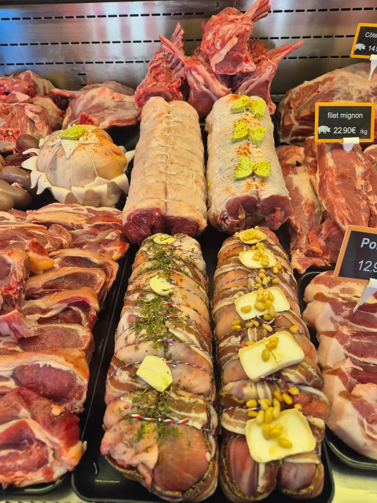 Rôtis ficelés et pièces de porc dans notre vitrine